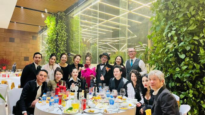 Ca sĩ Thanh Lam và bạn trai, ca sĩ Tùng Dương... cũng có mặt ở đám cưới của nam rapper. Bữa tiệc được tổ chức trong không khí ấm áp nhưng sôi động.