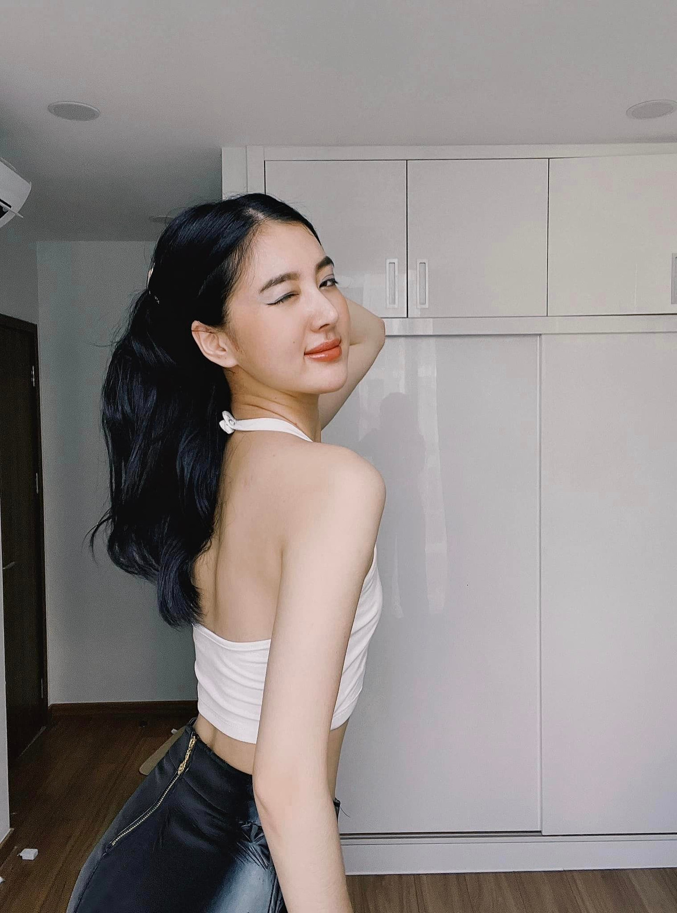 Theo chia sẻ của Hồ Quang Hiếu, anh thấp hơn bạn gái. Đây là "điềm trừ" duy nhất của Tuệ Như với anh.