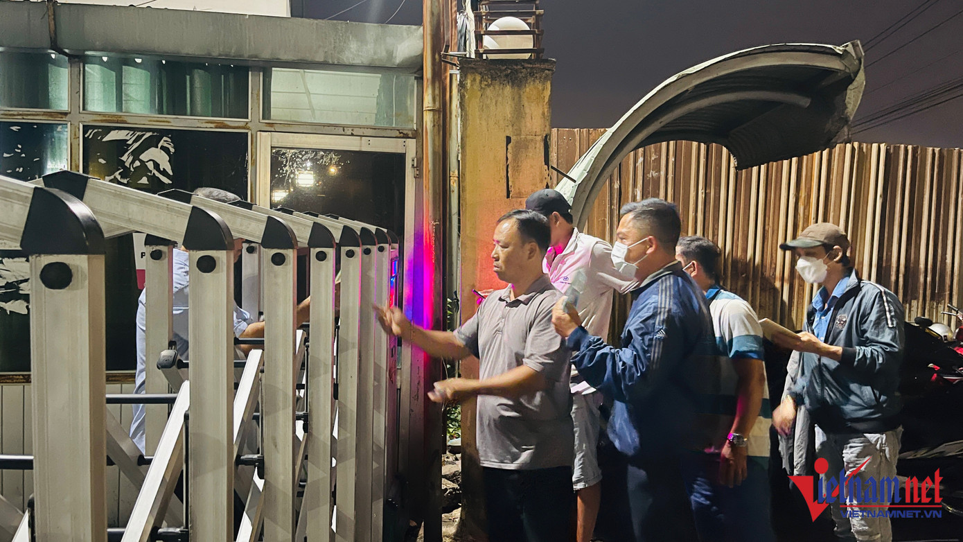 Tài xế nhận phiếu hẹn đăng kiểm vào ngày 19/6. Ảnh: H.A Tài xế nhận phiếu hẹn đăng kiểm vào ngày 19/6. Ảnh: H.A