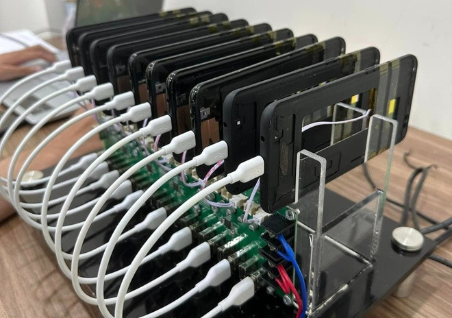 Một dàn đào coin bằng điện thoại với 10 chiếc điện thoại Samsung. Ảnh: TC.MOBI.