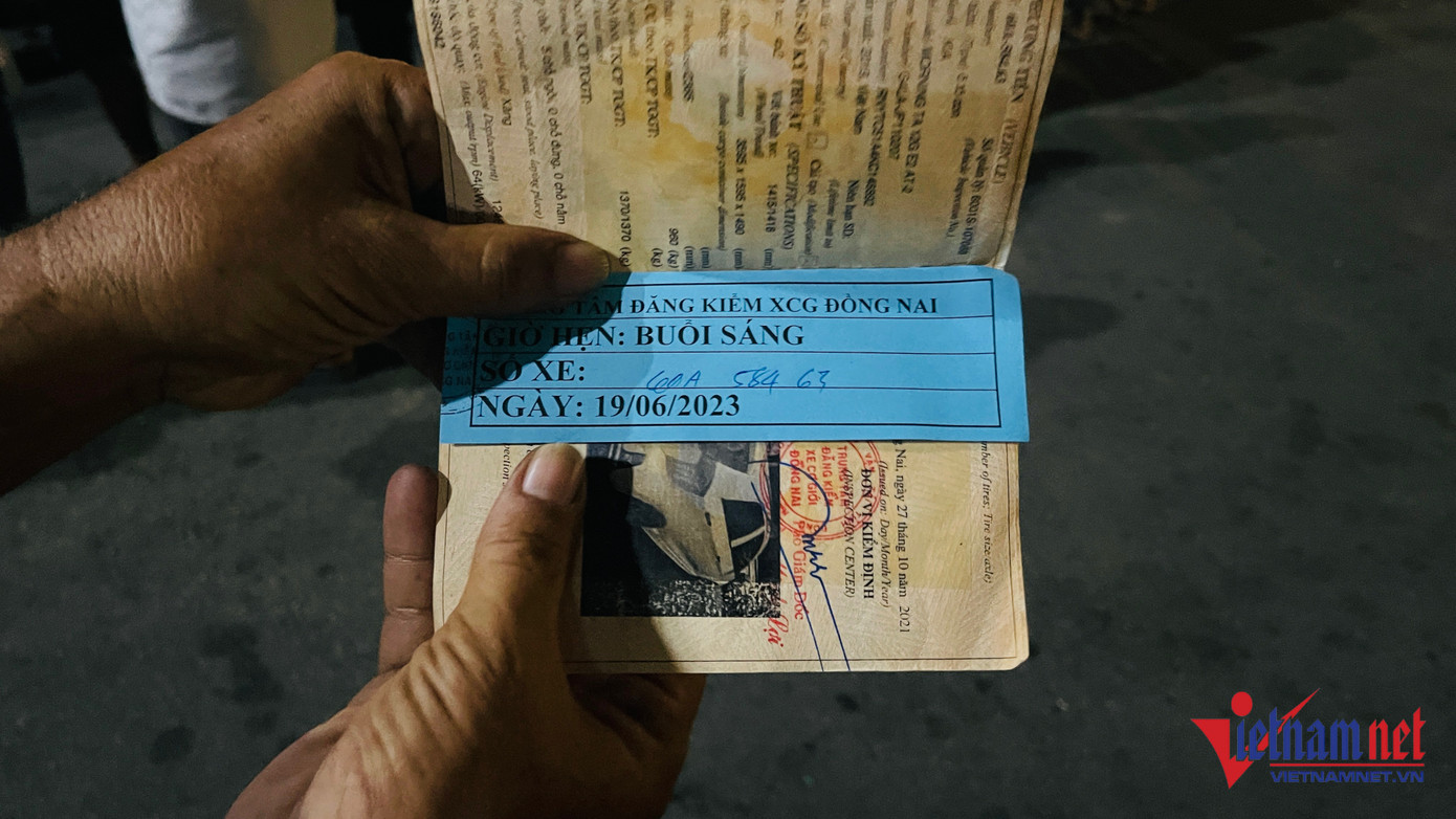Một tài xế nhận được phiếu hẹn kiểm định vào ngày 19/6. Ảnh: H.A Một tài xế nhận được phiếu hẹn kiểm định vào ngày 19/6. Ảnh: H.A
