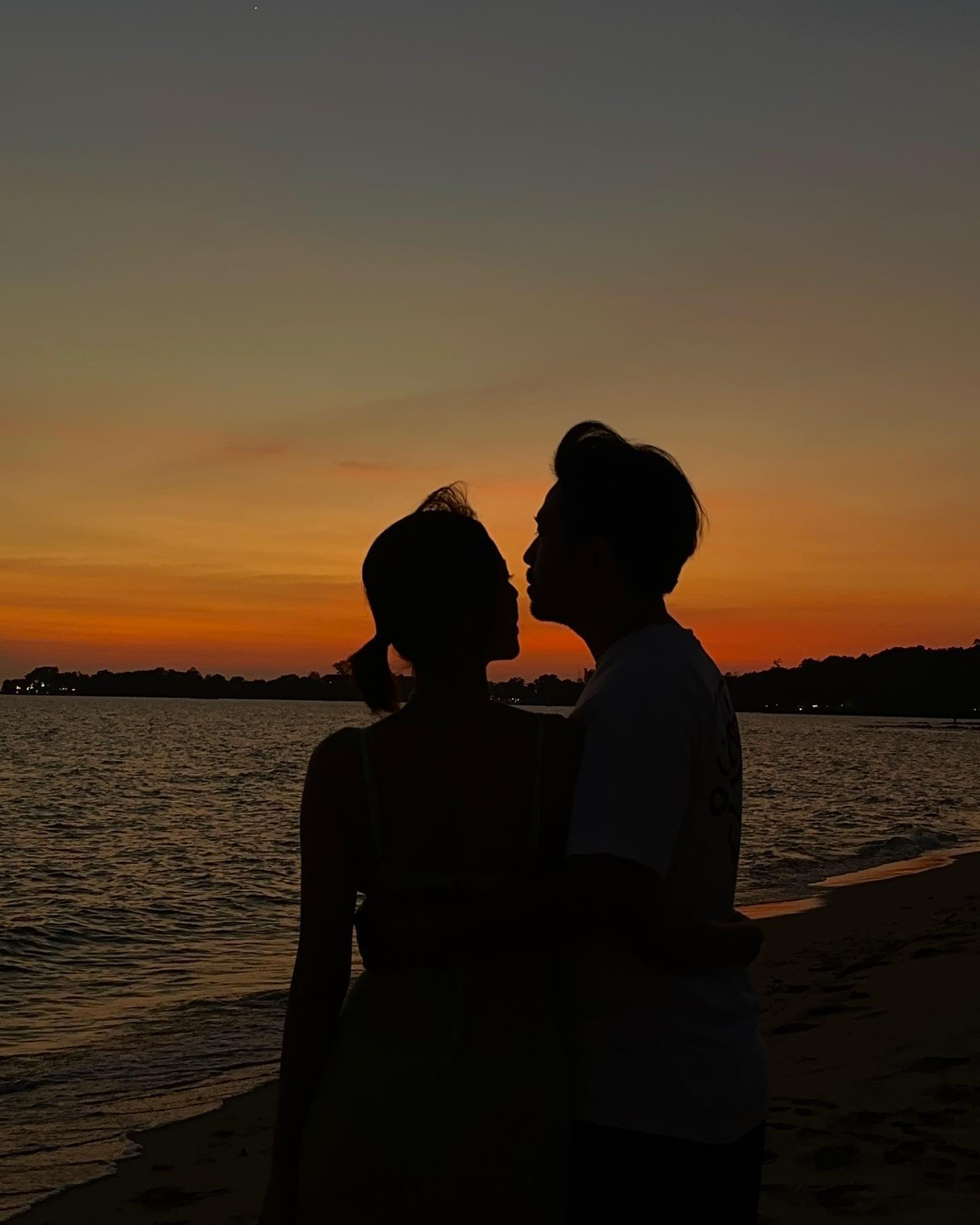 Tú Hảo đăng ảnh chụp cùng bạn trai trên biển vào lúc hoàng hôn. Tính đến nay, Tú Hảo vẫn chưa công khai danh tính bạn trai. Trước đó, cô vướng nghi vấn yêu Bùi Duy Minh nhưng cả hai không lên tiếng về mối quan hệ. Bức ảnh trong ngày Valentine là cách gián tiếp công khai bạn trai giấu mặt của người mẫu sinh năm 1996. Tú Hảo đăng ảnh chụp cùng bạn trai trên biển vào lúc hoàng hôn. Tính đến nay, Tú Hảo vẫn chưa công khai danh tính bạn trai. Trước đó, cô vướng nghi vấn yêu Bùi Duy Minh nhưng cả hai không lên tiếng về mối quan hệ. Bức ảnh trong ngày Valentine là cách gián tiếp công khai bạn trai giấu mặt của người mẫu sinh năm 1996.