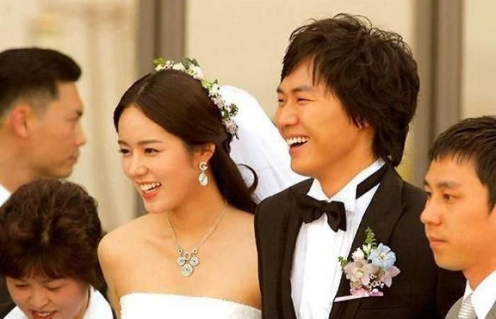 Han Ga In kết hôn năm 23 tuổi. Han Ga In kết hôn năm 23 tuổi.