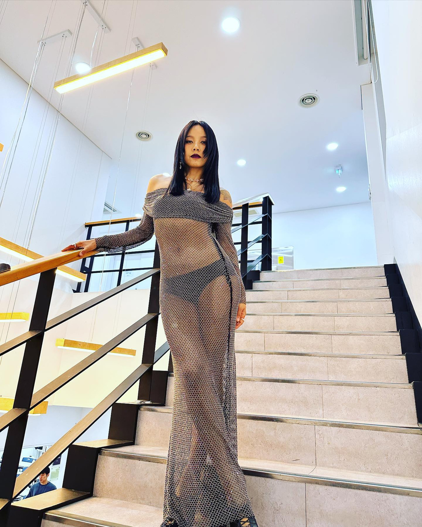 Lee Hyori diện váy xuyên thấu khoe ba vòng gợi cảm.