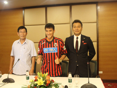 Lê Công Vinh trong màu áo đội bóng mới Consadole Sapporo của Nhật Bản. ảnh: Phan Sáng