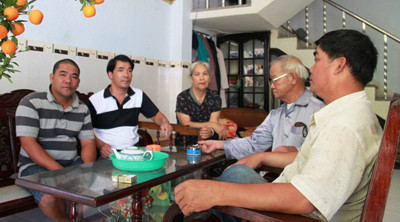 Ông Trọng căn dặn những người con thuyền trưởng trước giờ ra khơi. Ảnh: nguyễn huy