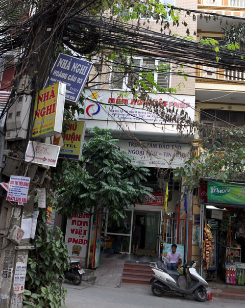 Nhiều trường mầm non tư thục ở Hà Nội gắn mác quốc tế, song ngữ... xem việc dạy tiếng Anh như là một ưu thế trong khi cơ sở vật chất không đạt chuẩn - Ảnh: Ngọc Thắng