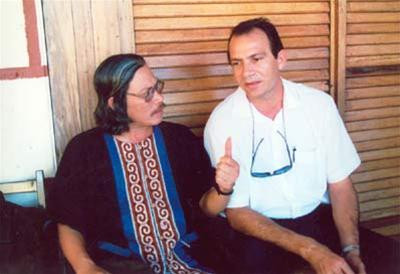 Với đồng nghiệp Cuba trong một chuyến tháp tùng TBT Lê Khả Phiêu thăm Cuba Với đồng nghiệp Cuba trong một chuyến tháp tùng TBT Lê Khả Phiêu thăm Cuba