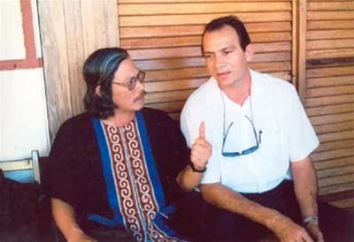 Với đồng nghiệp Cuba trong một chuyến tháp tùng TBT Lê Khả Phiêu thăm Cuba