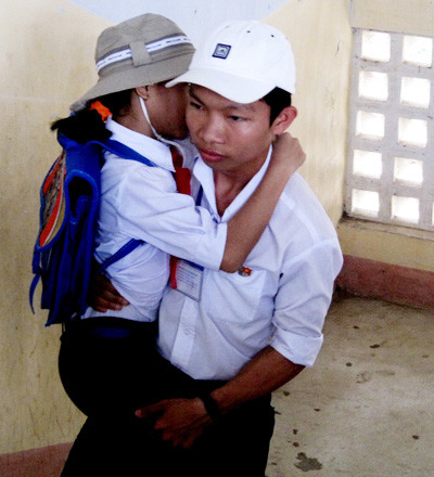 Huy cõng em lên tận lớp học. Huy cõng em lên tận lớp học