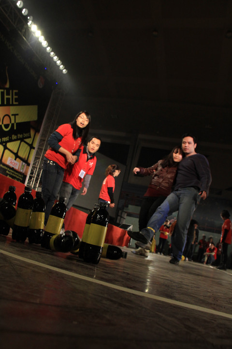 Các thầy cô giáo phải cứu trợ sinh viên 2 lần trong cuộc thi. Ảnh: Trường Phong