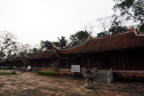  Ngoài ra, còn có các công trình kiến trúc khác như nhà tả vu và hữu vu hai bên sân rồng. Phía đông chính điện là khu cư xá của các quan và quân lính khi xưa trông coi khu kinh thành. 