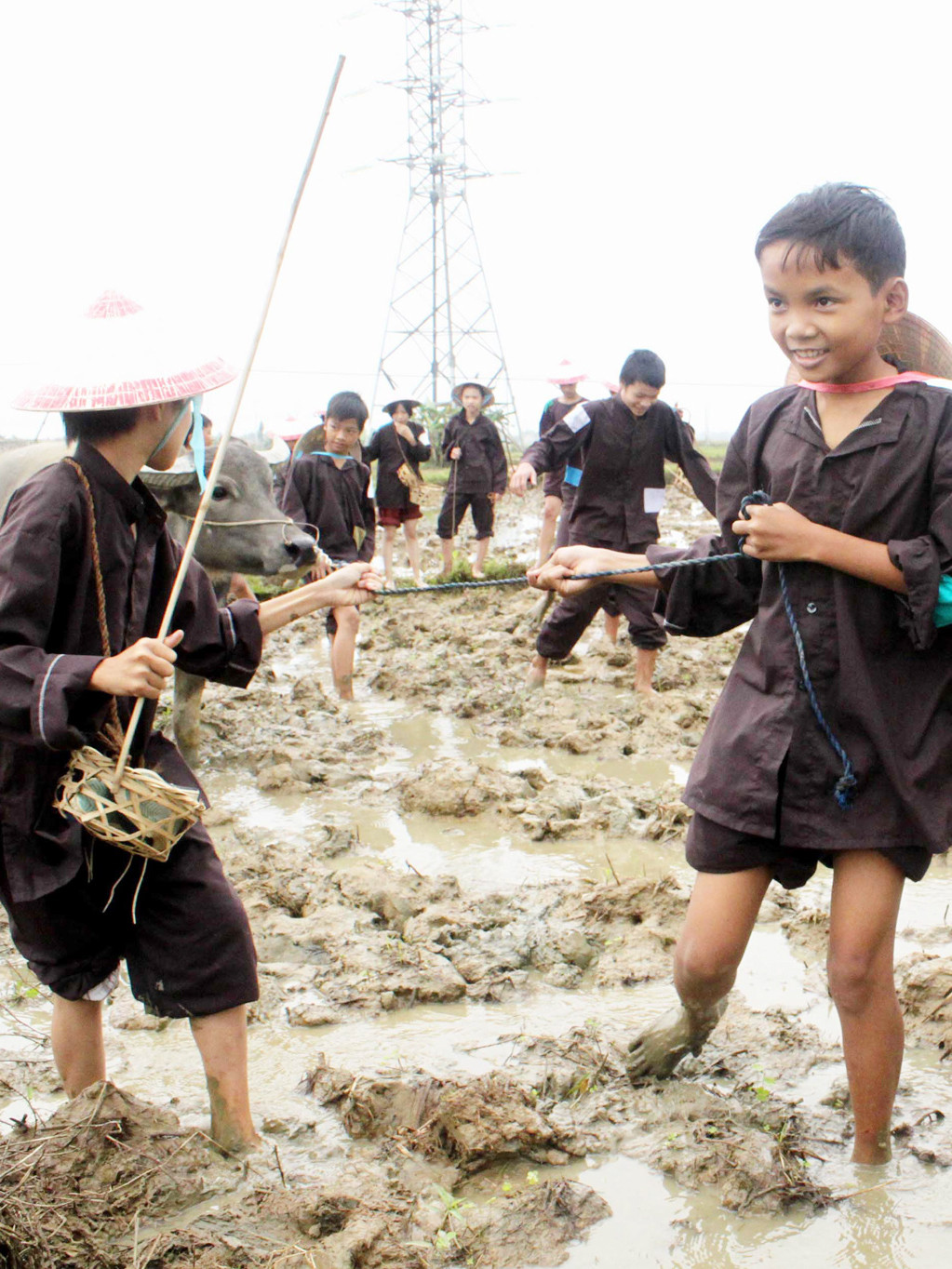 Trẻ mục đồng xuống ruộng để cầu mong đồng ruộng tốt tươi
