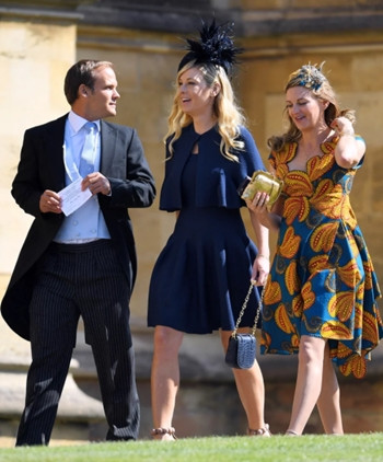 Biểu cảm của bạn gái cũ tại đám cưới Hoàng tử Harry gây sốt mạng ảnh 1