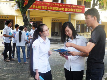 Các thí sinh trao đổi bài sau khi thi môn Địa lý, kỳ thi tốt nghiệp THPT năm 2012. (Ảnh: Đức Văn)