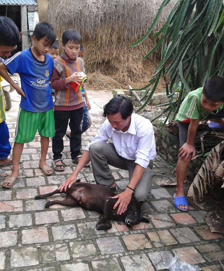 Anh Hoàng bên chú chó đực kì lạ của gia đình. Anh Hoàng bên chú chó đực kì lạ của gia đình