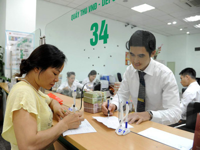 Nhân viên ngân hàng ngày càng bị áp lực công việc, trong khi thu nhập giảm (ảnh mang tính minh họa) Ảnh: Hồng Vĩnh