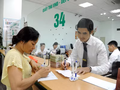 Nhân viên ngân hàng ngày càng bị áp lực công việc, trong khi thu nhập giảm (ảnh mang tính minh họa) Ảnh: Hồng Vĩnh