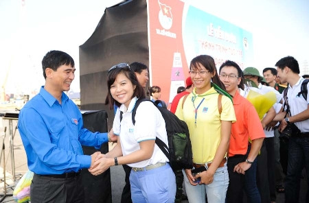 Thanh niên tham dự Hành trình tuổi trẻ vì biển, đảo quê hương năm 2012
