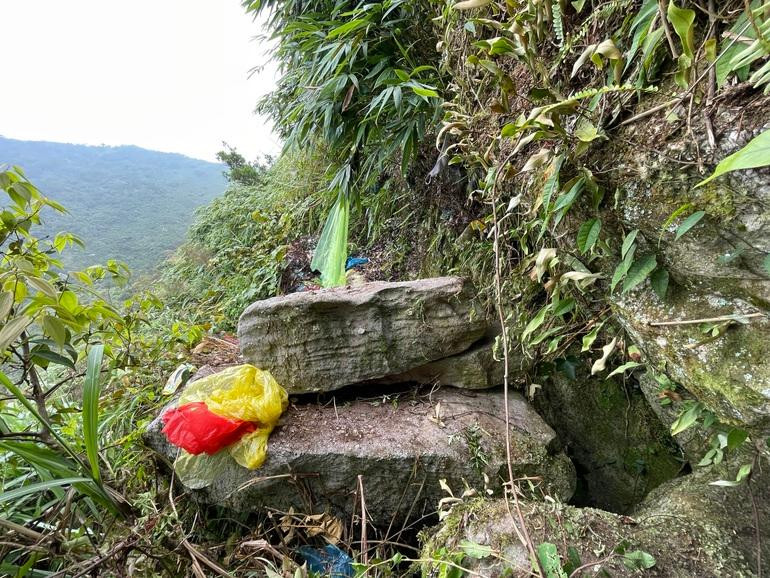 Sau hai lần rơi rồi kẹt lại, ở lần rơi thứ 3 bà Liên may mắn rơi trúng đống rác cạnh tảng đá có bề mặt khá rộng, ở độ sâu 40m (Ảnh: Ban quản lý Yên Tử cung cấp). Sau hai lần rơi rồi kẹt lại, ở lần rơi thứ 3 bà Liên may mắn rơi trúng đống rác cạnh tảng đá có bề mặt khá rộng, ở độ sâu 40m (Ảnh: Ban quản lý Yên Tử cung cấp).