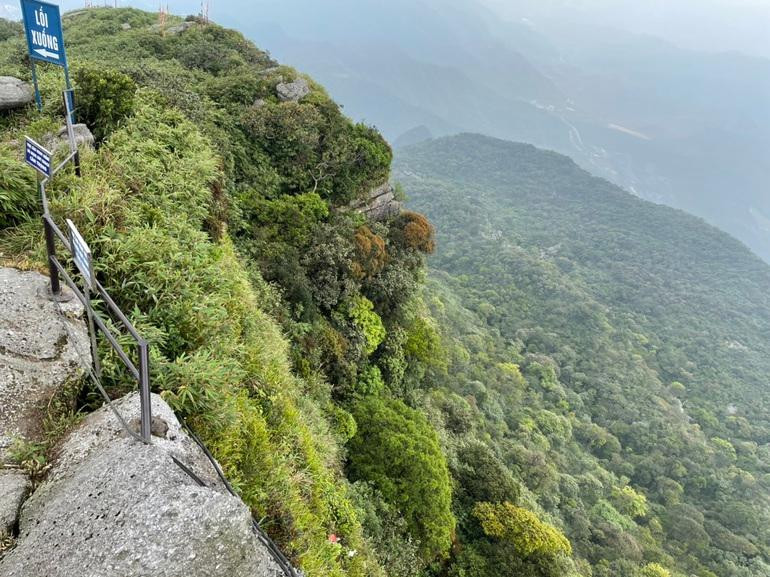 Bà Liên bị rơi từ địa điểm này xuống vào ngày 27/4 (Ảnh: Ban quản lý Yên Tử cung cấp). Bà Liên bị rơi từ địa điểm này xuống vào ngày 27/4 (Ảnh: Ban quản lý Yên Tử cung cấp).