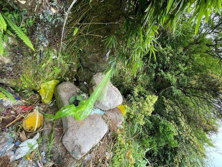 Chỉ cần bước chân ra khỏi phiến đá này là vực thẳm. Bà Liên kể, khi bà ném một vỏ lon nước xuống phía dưới để thử độ sâu, rất lâu mới nghe tiếng vọng chạm đáy (Ảnh: Cắt từ clip Ban quản lý Yên Tử cung cấp). Chỉ cần bước chân ra khỏi phiến đá này là vực thẳm. Bà Liên kể, khi bà ném một vỏ lon nước xuống phía dưới để thử độ sâu, rất lâu mới nghe tiếng vọng chạm đáy (Ảnh: Cắt từ clip Ban quản lý Yên Tử cung cấp).