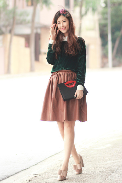 Mix váy ngắn cùng với tất cao quá đầu gối sẽ đem lại cho bạn vẻ dễ thương mà vẫn rất cá tính. Vẻ đẹp dịu dàng và dễ thương của chân váy xòe kết hợp với vẻ đẹp thanh lịch của áo sơ mi tạo nên một phong cách cực hoàn hảo. Váy ngắn + áo pull = một phong cách đậm chất teen Thêm áo khoác nhẹ nhàng cho ngày trở gió Áo sơ mi diện trong áo len hoặc áo pull mix cùng chân váy sẽ đem lại cho bạn vẻ trẻ trung thanh lịch.