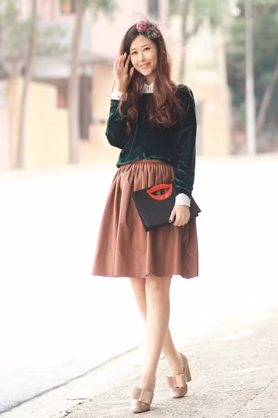 Mix váy ngắn cùng với tất cao quá đầu gối sẽ đem lại cho bạn vẻ dễ thương mà vẫn rất cá tính. Vẻ đẹp dịu dàng và dễ thương của chân váy xòe kết hợp với vẻ đẹp thanh lịch của áo sơ mi tạo nên một phong cách cực hoàn hảo. Váy ngắn + áo pull = một phong cách đậm chất teen Thêm áo khoác nhẹ nhàng cho ngày trở gió Áo sơ mi diện trong áo len hoặc áo pull mix cùng chân váy sẽ đem lại cho bạn vẻ trẻ trung thanh lịch.