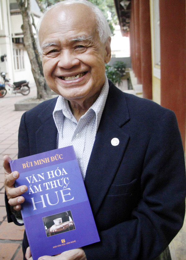 GS.BS Bùi Minh Đức và đầu sách mới về Huế. Ảnh: Phạm Đức . GS.BS Bùi Minh Đức và đầu sách mới về Huế. Ảnh: Phạm Đức