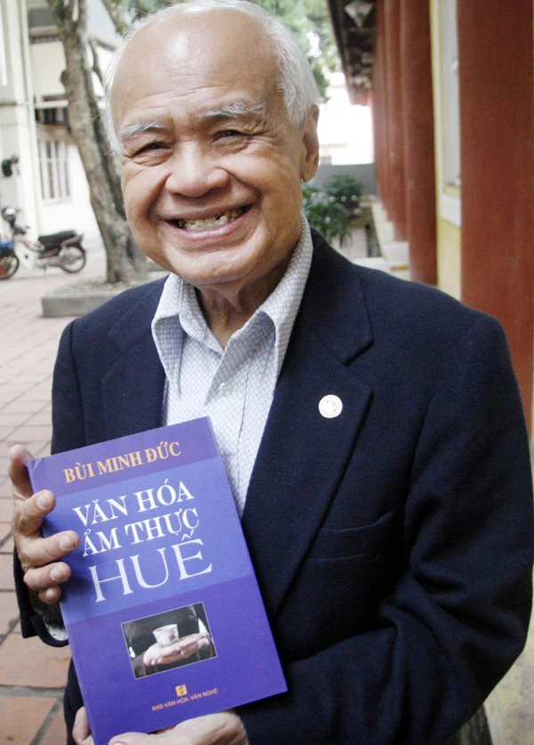 GS.BS Bùi Minh Đức và đầu sách mới về Huế. Ảnh: Phạm Đức 