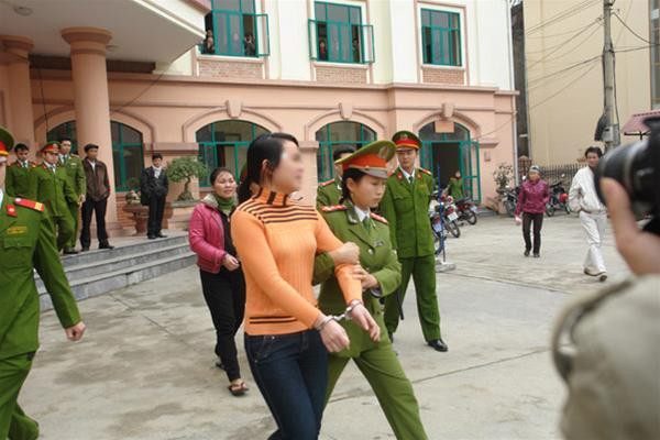 Nguyễn Thuý Hằng tại sân tòa sáng nay. Ảnh : T.D