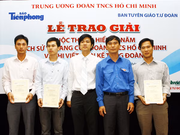 Bí thư T.Ư Đoàn Dương Văn An, TBT báo Tiền Phong Đoàn Công Huynh cùng đại diện các cá nhân đạt giải cuộc thi Tìm hiểu 80 năm truyền thống Đoàn TNCS Hồ Chí Minh. Ảnh: Hồng Vĩnh