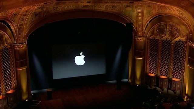 Sân khấu nhà hát California vài phút trước khi bắt đầu chương trình