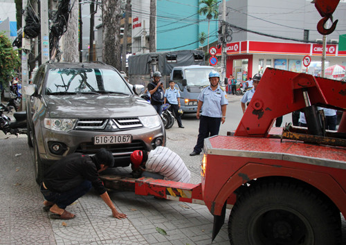 Ôtô biển xanh chiếm vỉa hè Sài Gòn bị phạt ảnh 1