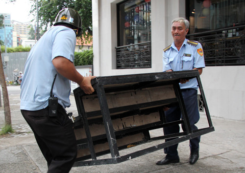 Ôtô biển xanh chiếm vỉa hè Sài Gòn bị phạt ảnh 2