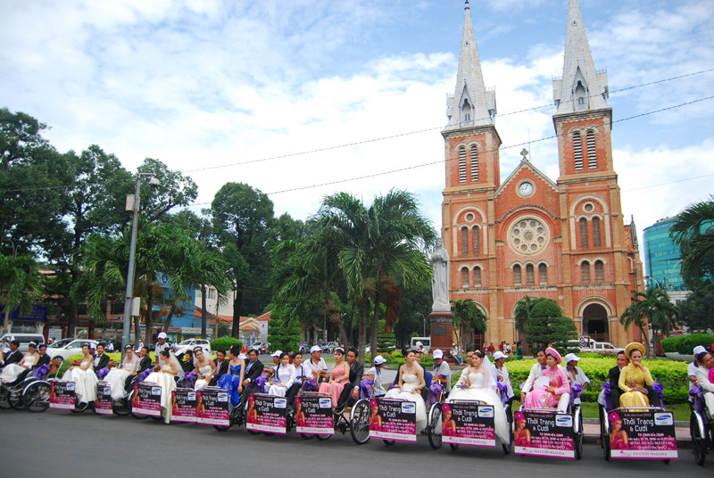 Các cặp đôi tươi tắn trước nhà thờ Đức Bà