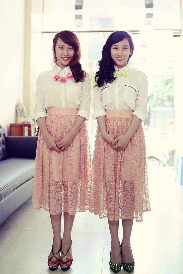 Bố mẹ của cặp song sinh này đã gửi hồ sơ đi du học bí mật cho hai chị em. Khi Mai Nhi và Linh Nhi cùng đỗ trường đại học danh tiếng tại Việt Nam thì bố mẹ mới thông báo kết quả du học và gây bất ngờ cho cả hai