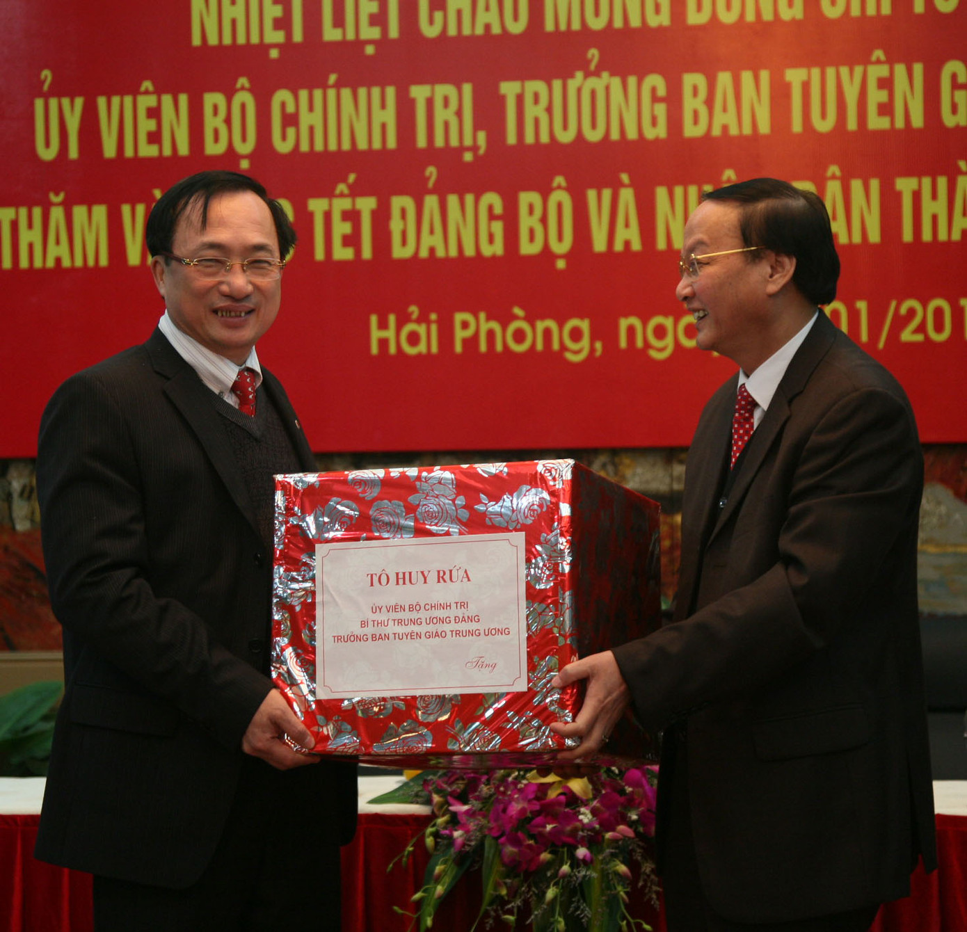 Đồng chí Tô Huy Rứa thăm và tặng quà Đảng bộ và nhân dân thành phố Hải Phòng