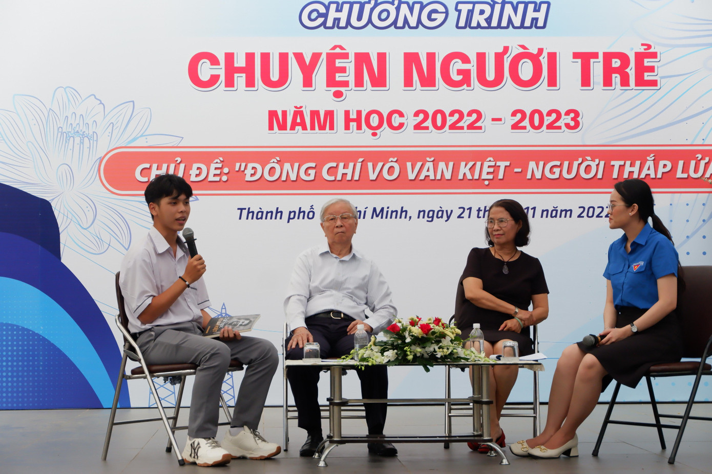 Bạn Trịnh Gia Phát (ngoài cùng, bên trái) chia sẻ tại tại chương trình.