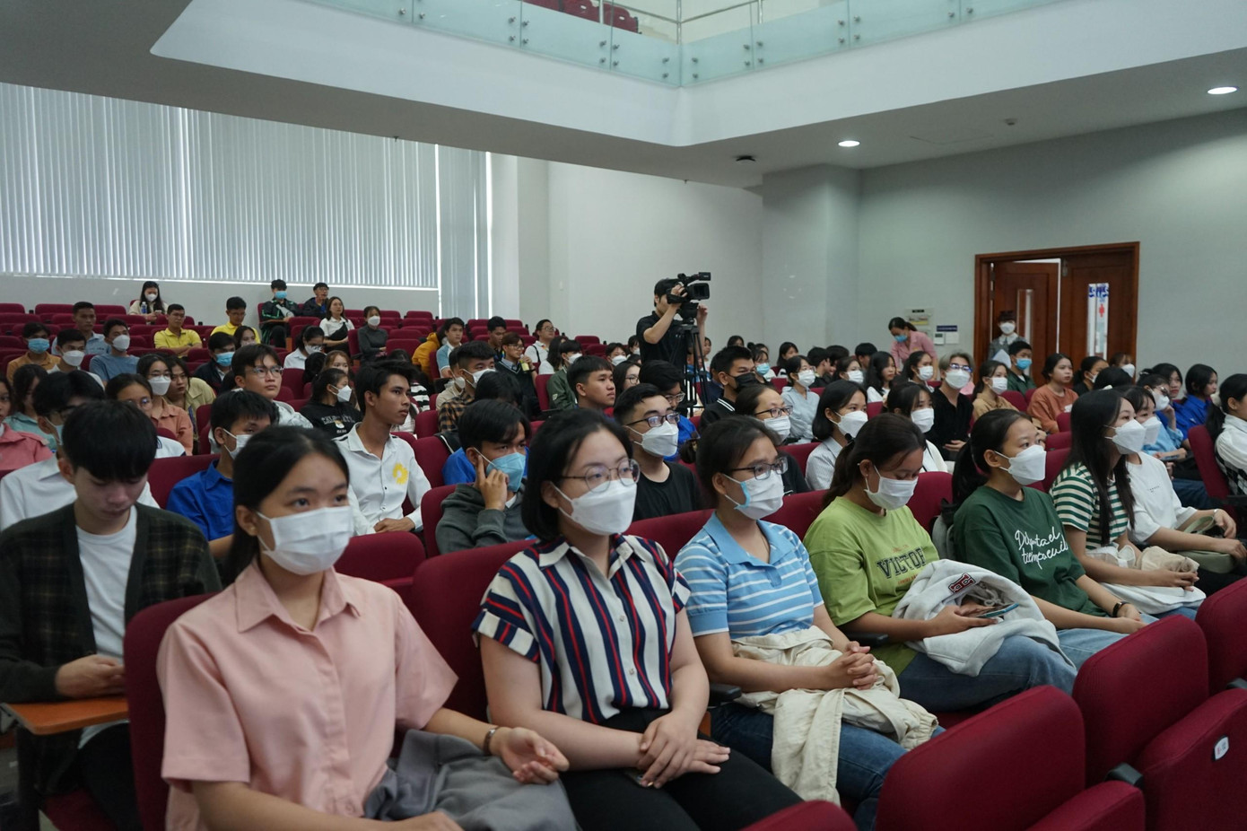 80 tân thủ khoa, á khoa của các trường đại học khu vực phía Nam đã nghe những chia sẻ của TS Nguyễn Vinh Quang. 80 tân thủ khoa, á khoa của các trường đại học khu vực phía Nam đã nghe những chia sẻ của TS Nguyễn Vinh Quang.