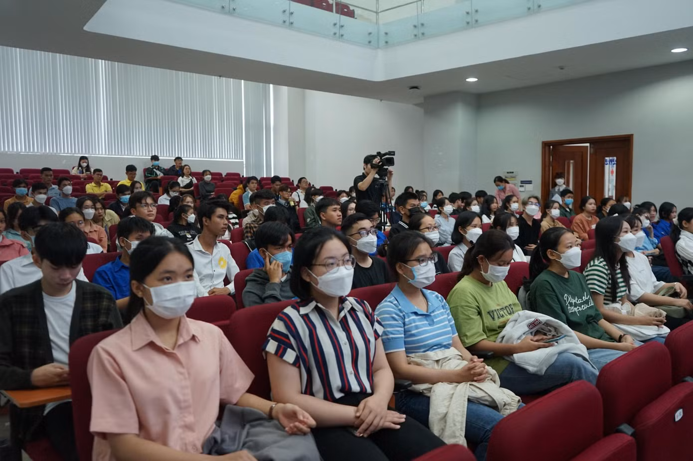 80 tân thủ khoa, á khoa của các trường đại học khu vực phía Nam đã nghe những chia sẻ của TS Nguyễn Vinh Quang.
