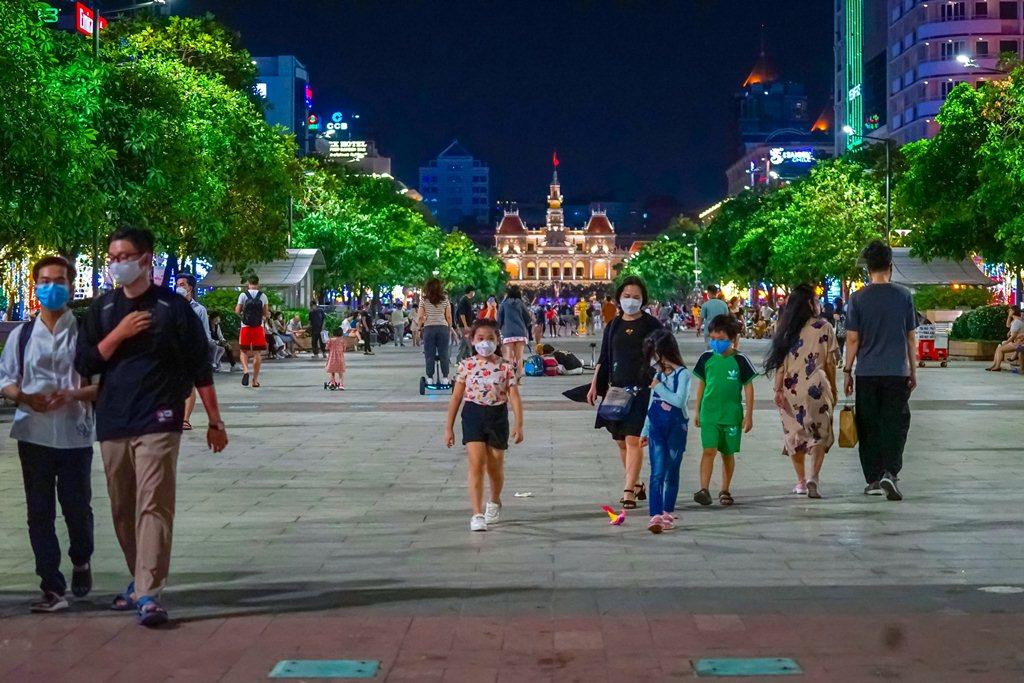 Hầu hết vào buổi chiều tối các ngày trong tuần, phố đi bộ Nguyễn Huệ tại TP. HCM luôn thu hút hàng chục nghìn lượt người đến vui chơi giải trí, trong đó không ít là các bạn trẻ.