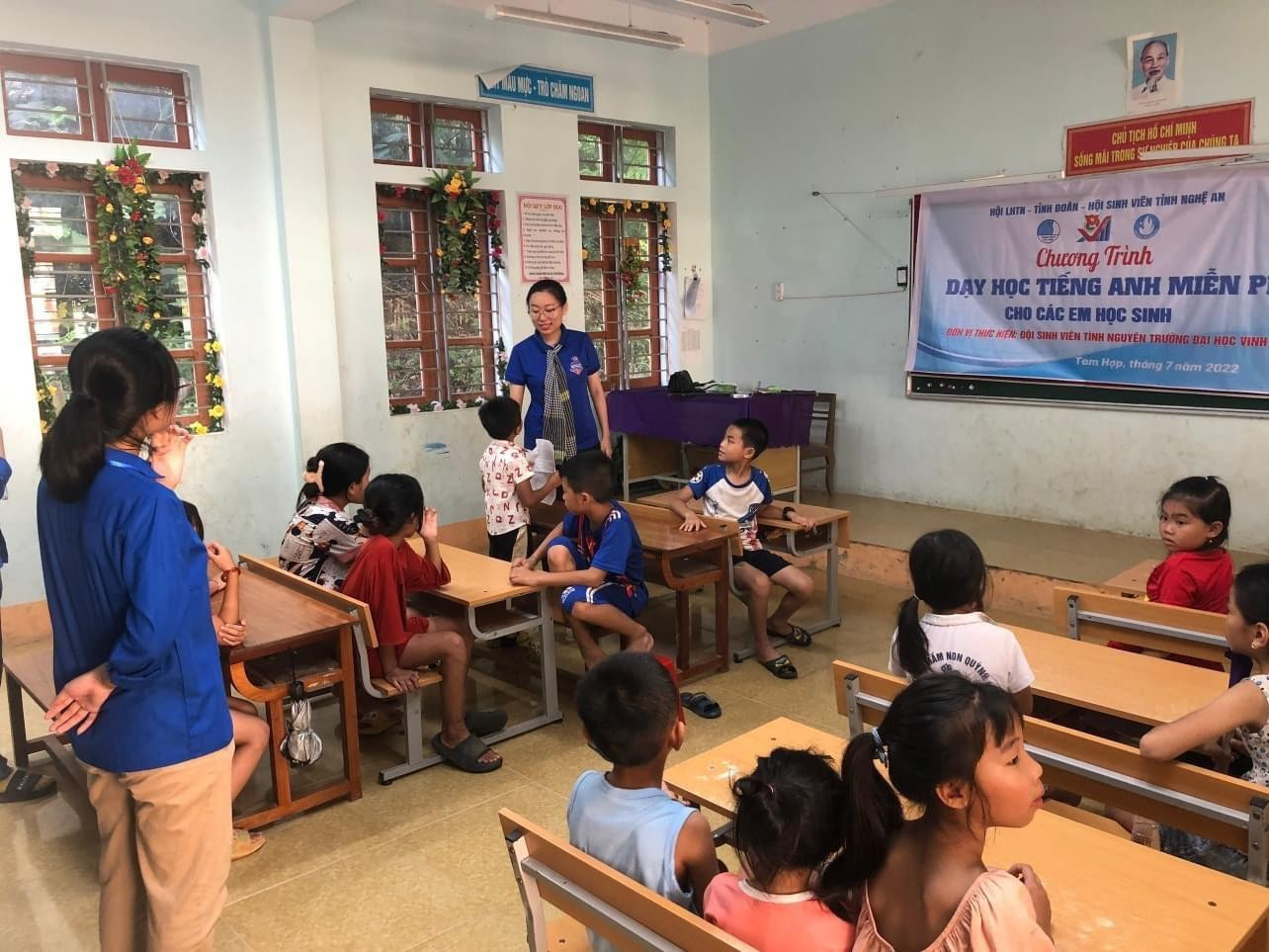 Đội tổ chức dạy học miễn phí cho các em học sinh tại Bản Phồng.