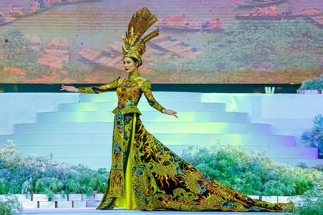 Nhiều mẫu áo dài được trình diễn trong buổi tối khai mạc Lễ hội Áo dài TP. HCM lần 8. (Ảnh: Hồng Nguyễn) Nhiều mẫu áo dài được trình diễn trong buổi tối khai mạc Lễ hội Áo dài TP. HCM lần 8. (Ảnh: Hồng Nguyễn)