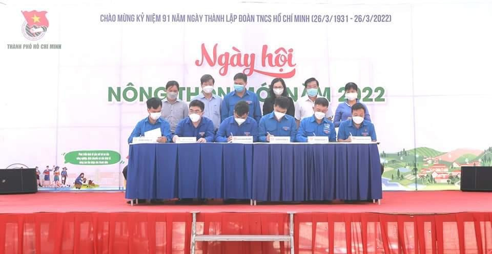 Các cơ sở đoàn tham gia ký kết cùng thực hiện chương trình chung tay xây dựng nông thôn mới.