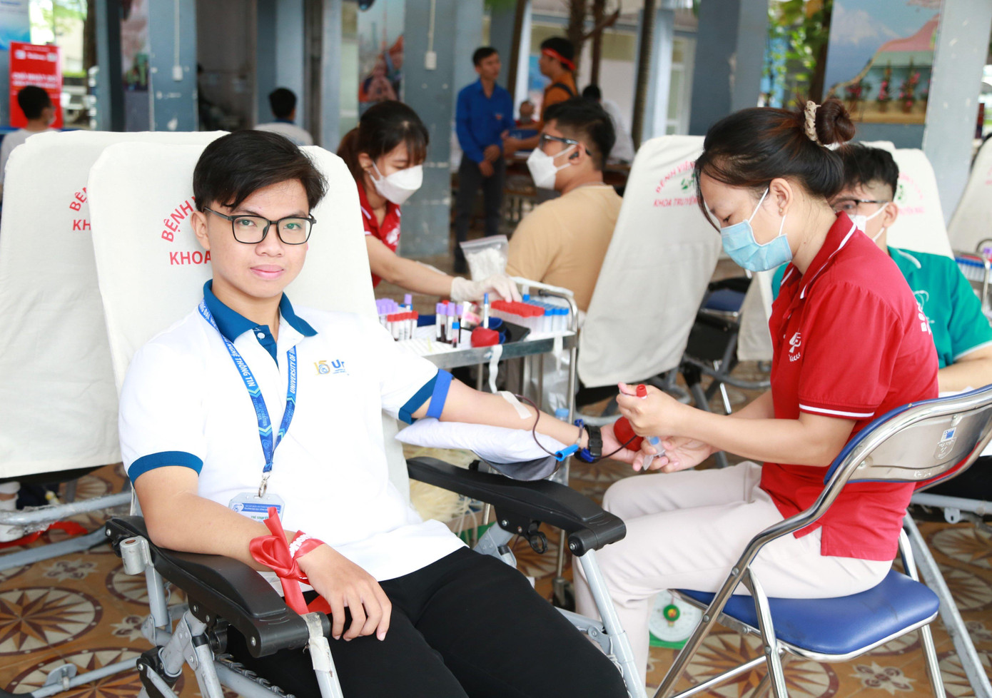 Trong hơn 300 bạn sinh hiến máu có rất đông các bạn sinh viên năm nhất, năm hai. Lần đầu tham gia hiến máu, Nguyễn Minh Lý (sinh viên năm 2, ngành Công nghệ Thông tin) cũng có đôi chút lo lắng. Nhưng khi nhận được sự động viên của người thân trong gia đình, Minh Lý đã yên tâm hơn và sẵn sàng cho việc khám sàng lọc, hiến máu. “Sau lần này mình sẽ tham gia thường xuyên hơn trong điều kiện sức khỏe cho phép. Mình cũng sẽ vận động thêm người thân bạn bè cùng tham gia hiến máu”. (Ảnh: Ngô Tùng)