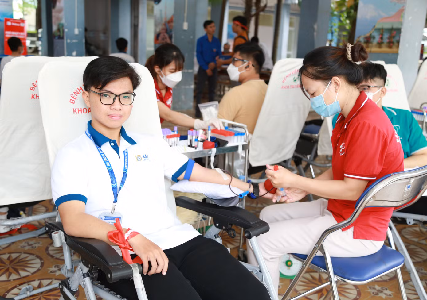 Trong hơn 300 bạn sinh hiến máu có rất đông các bạn sinh viên năm nhất, năm hai. Lần đầu tham gia hiến máu, Nguyễn Minh Lý (sinh viên năm 2, ngành Công nghệ Thông tin) cũng có đôi chút lo lắng. Nhưng khi nhận được sự động viên của người thân trong gia đình, Minh Lý đã yên tâm hơn và sẵn sàng cho việc khám sàng lọc, hiến máu. “Sau lần này mình sẽ tham gia thường xuyên hơn trong điều kiện sức khỏe cho phép. Mình cũng sẽ vận động thêm người thân bạn bè cùng tham gia hiến máu”. (Ảnh: Ngô Tùng)