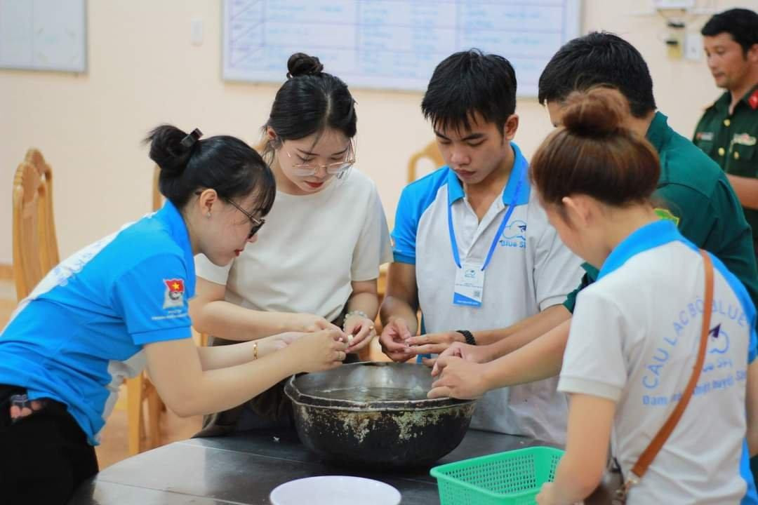 Mọi khâu từ tiền trạm, vận động, cho đến kêu gọi hỗ trợ đều được các thành viên CLB Blue Sky thực hiện.