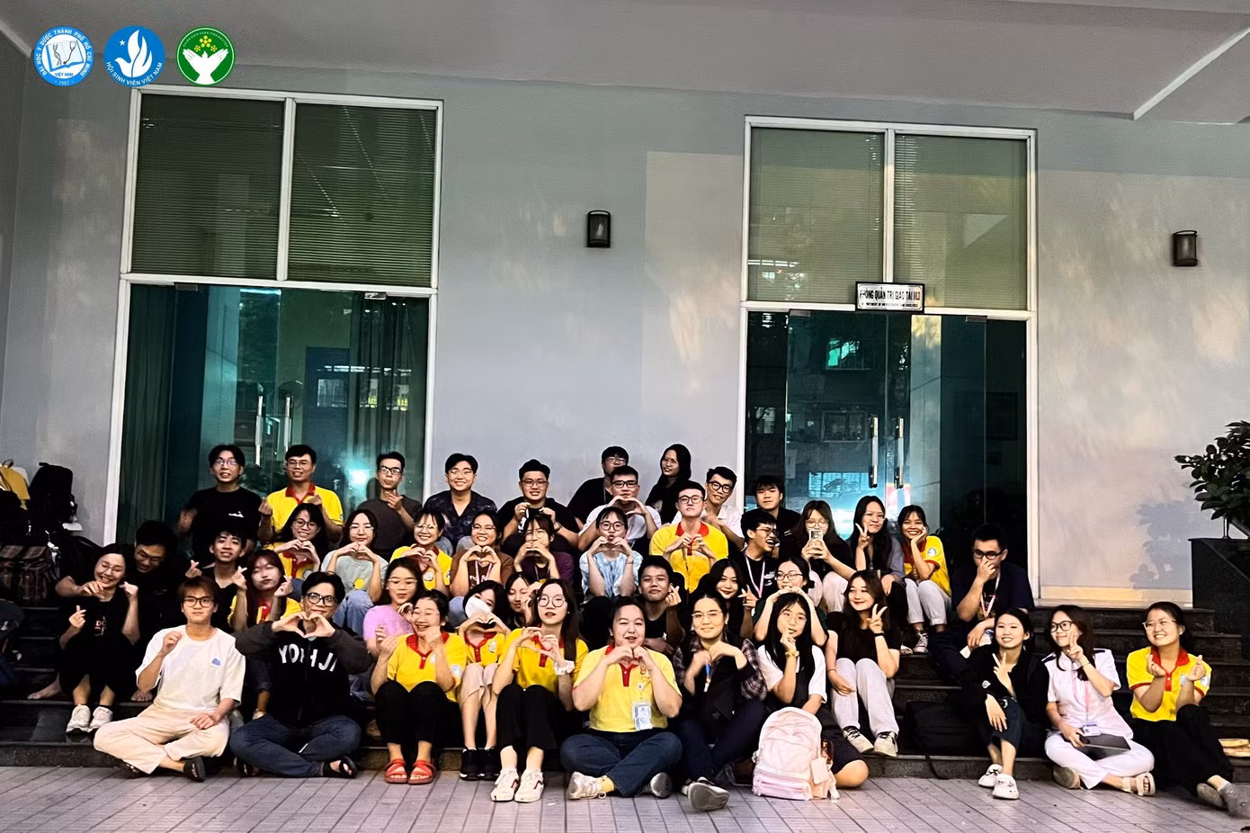 Đội hình 'Xuân ấm bên em' trong buổi gặp mặt đầu tiên.