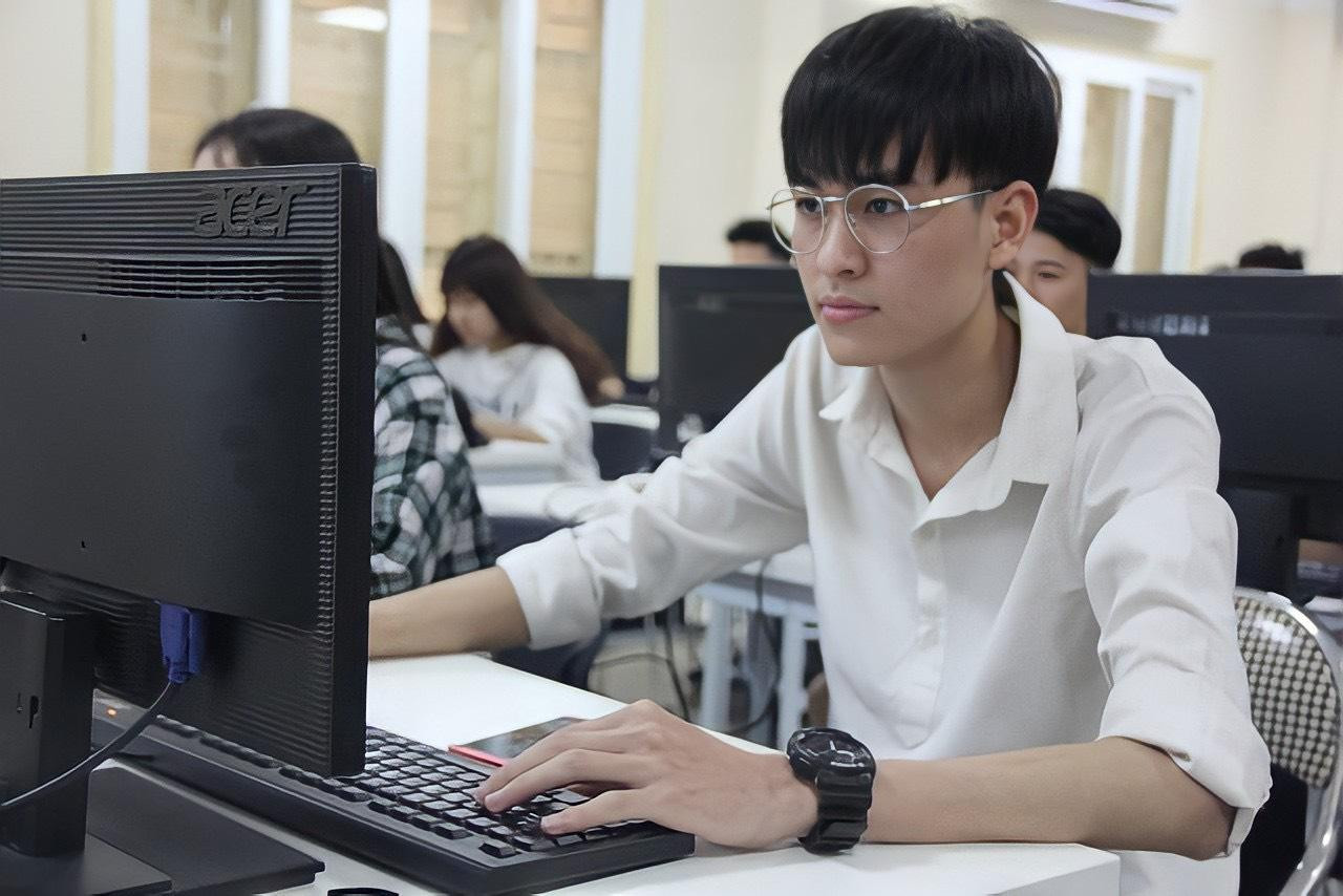 Sinh viên lựa chọn học những khóa học miễn phí để nâng cao kỹ năng nghề nghiệp. Sinh viên lựa chọn học những khóa học miễn phí để nâng cao kỹ năng nghề nghiệp.